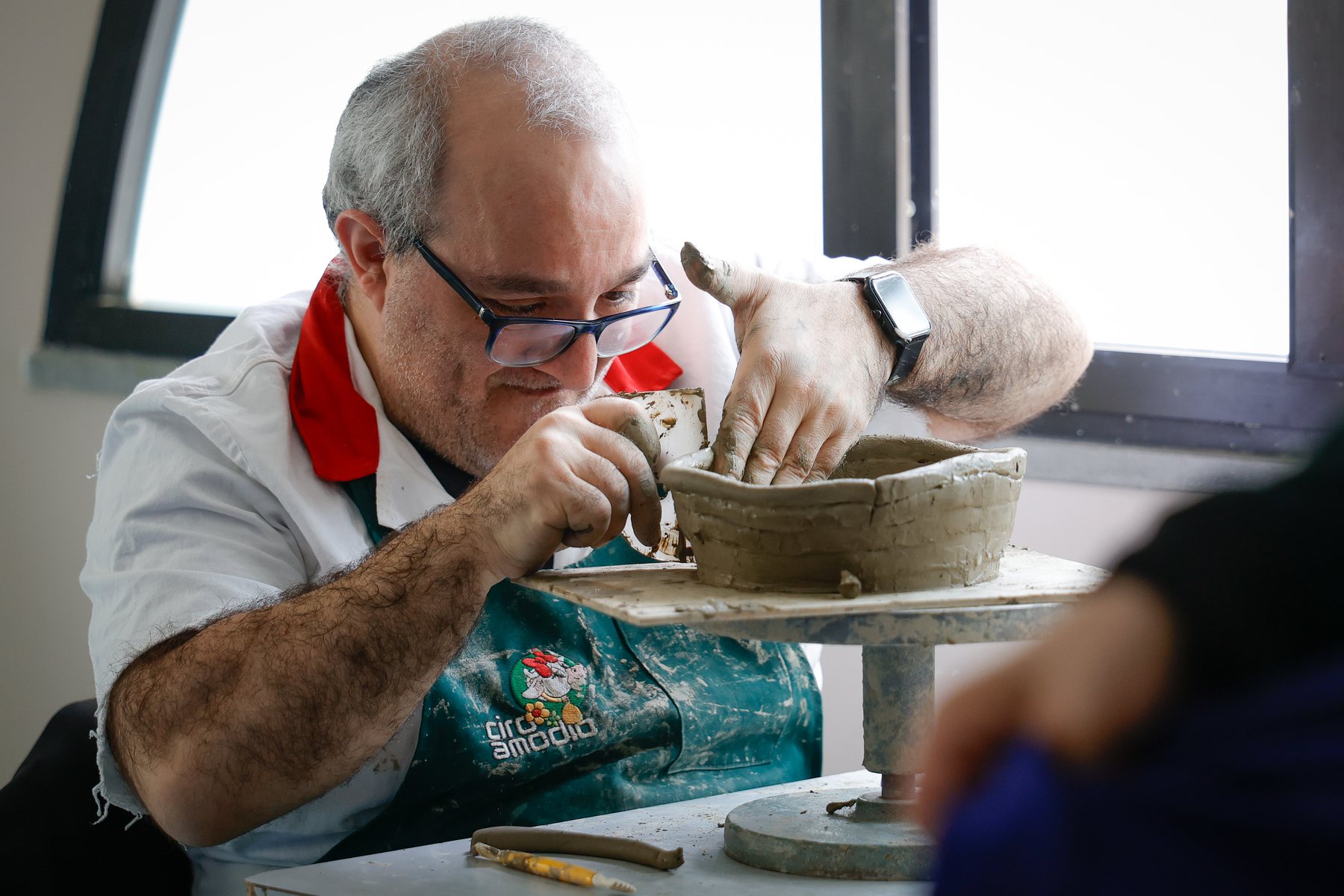 Persona impegnata in un laboratorio di ceramica