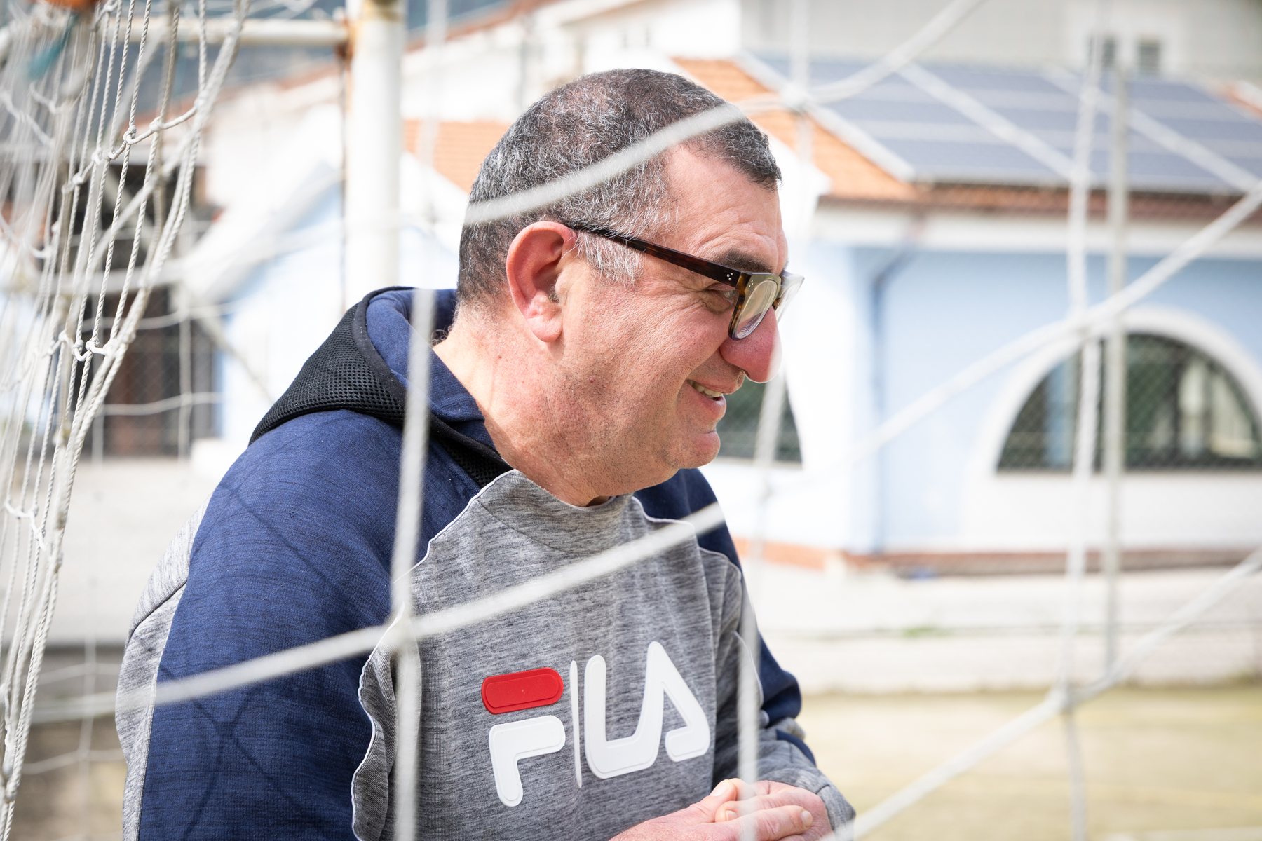 Persona sorridente durante un’attività sportiva all’aperto