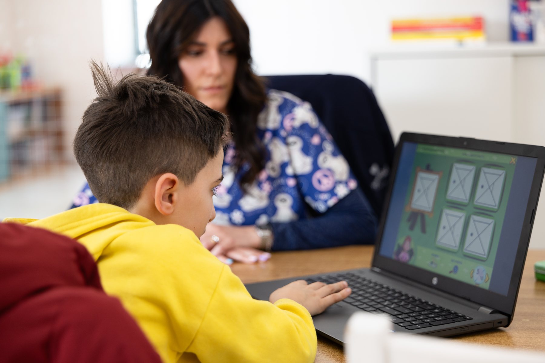 Bambino seguito durante un’attività al computer