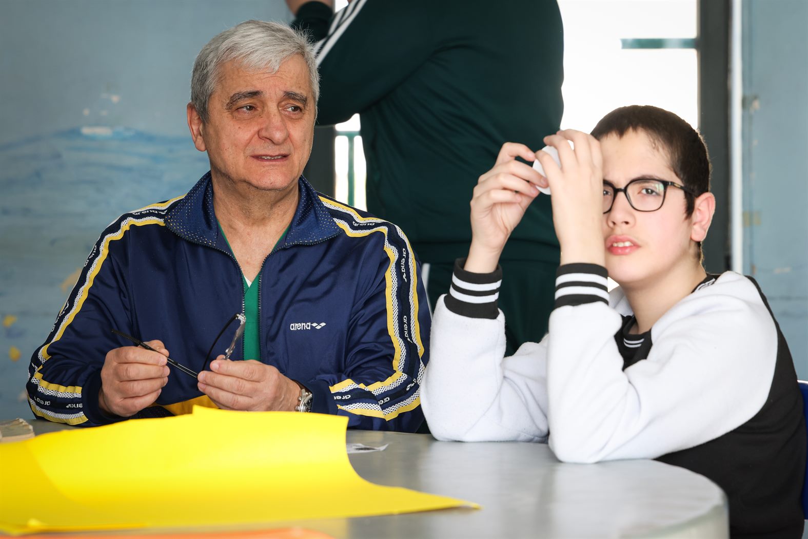 Persone riunite intorno a un tavolo durante un’attività