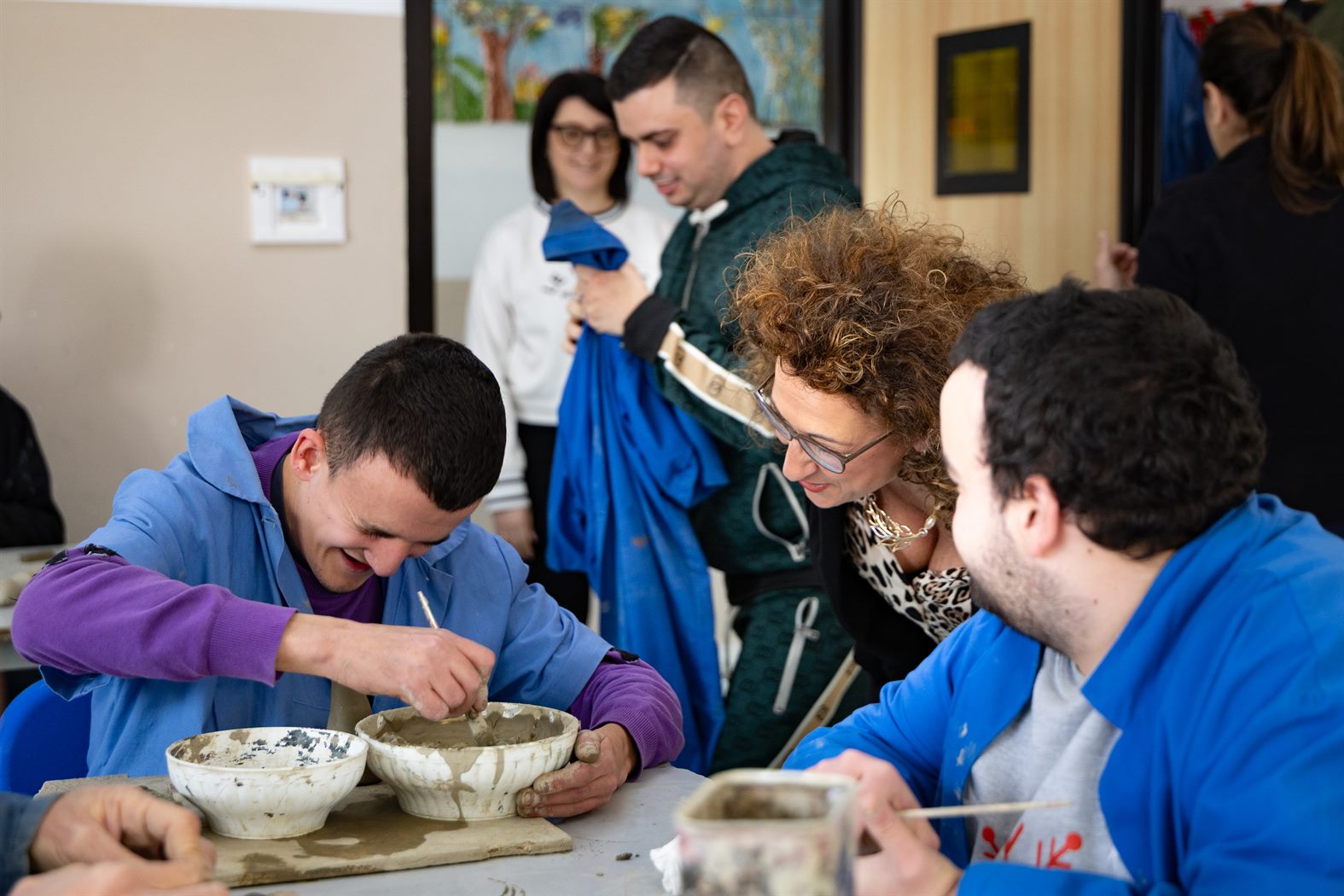 Laboratorio creativo con materiali e attività manuali