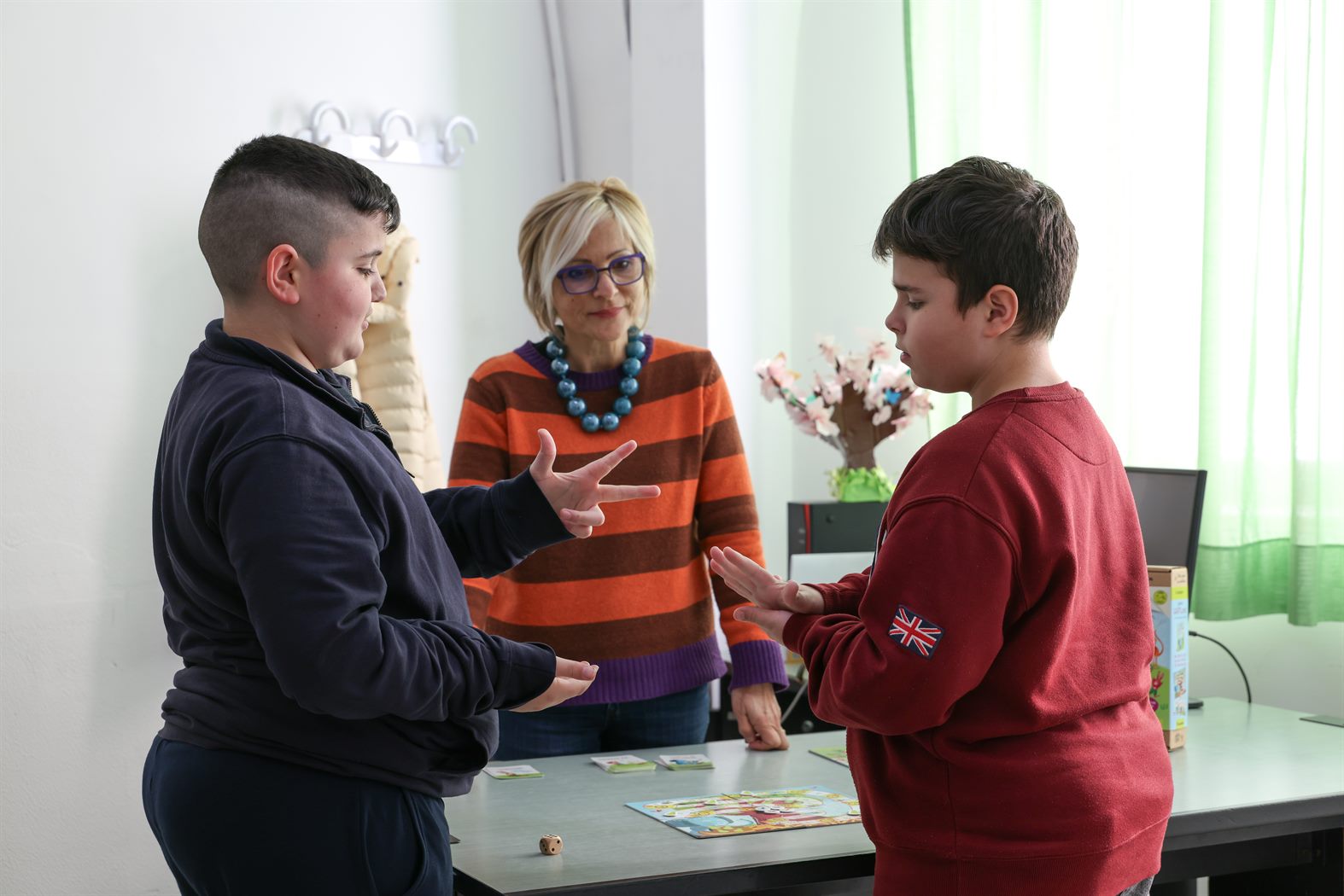 Operatrice e ragazzo durante un momento educativo alla Fondazione